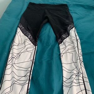 Fabletics black/white design leggings 7/8 length
